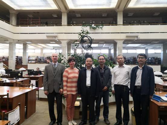 与外事处、中俄中心负责人在西南校区图书馆合影 与外事处、中俄中心负责人在西南校区图书馆合影