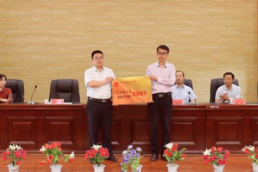 图片包含 餐桌, 人员描述已自动生成