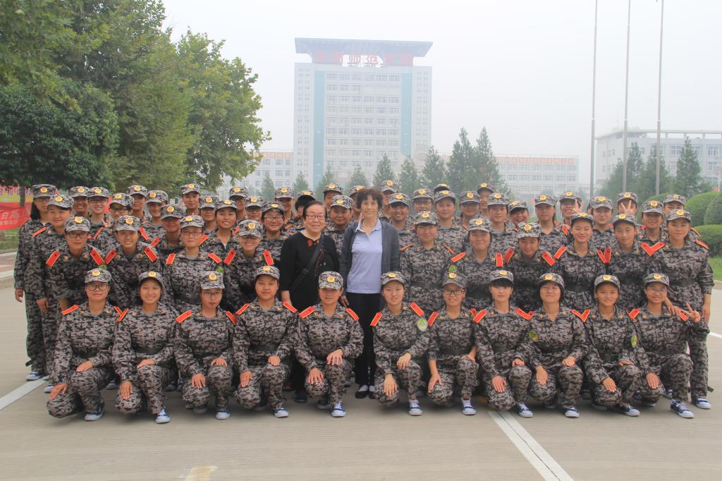 62届数学科老校友与数信学院军训新生亲密合影
