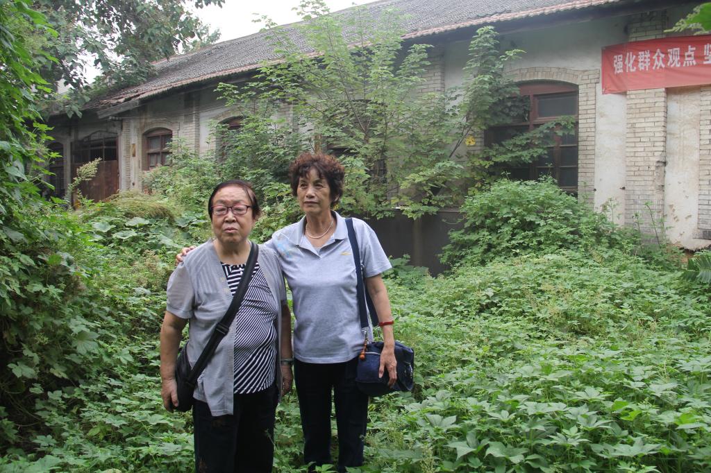 62届老校友在寻访到的1960年秋入学时的老宿舍前留影