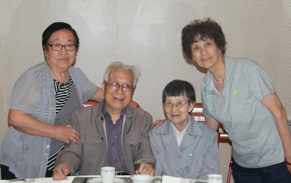 62届老校友与恩师翟润梓合影留念